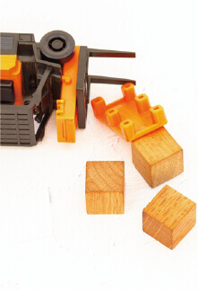 輸送中の貨物保険を扱う様子