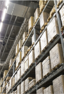 倉庫でのロジスティクス作業の様子